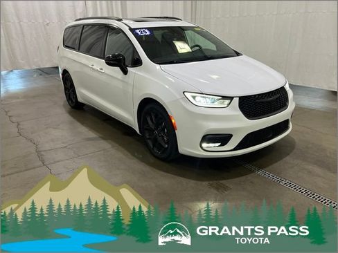 Used 2025 Chrysler Pacifica Limited FWD image 1