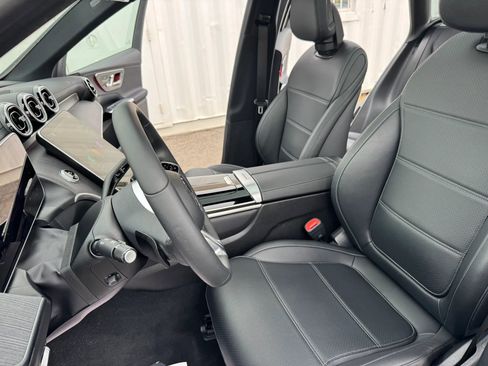 Used 2025 Mercedes-Benz GLC 300 4MATIC image 23