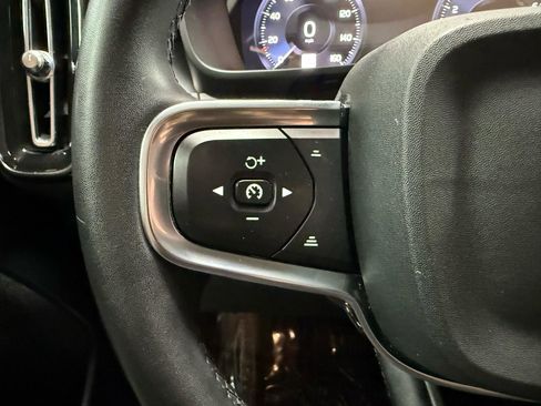 Used 2022 Volvo XC40 T4 Momentum FWD image 15