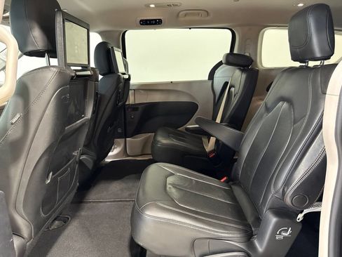 Used 2020 Chrysler Pacifica Touring-L Plus FWD image 24