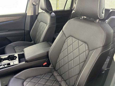 Used 2025 Volkswagen Atlas SEL Premium R-Line image 25