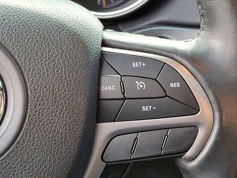 Used 2018 Jeep Grand Cherokee Altitude image 22