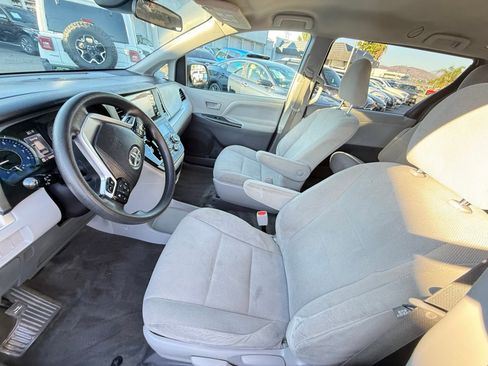 Used 2019 Toyota Sienna L w/ Carpet Mat Package image 13