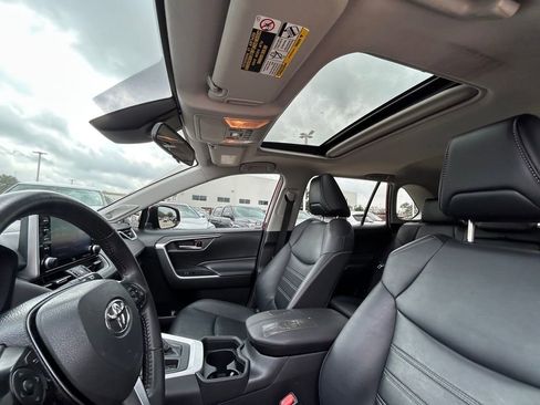 Used 2020 Toyota RAV4 XLE Premium FWD image 12