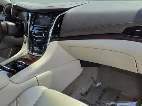 Used 2015 Cadillac Escalade Luxury AWD/4WD image 17