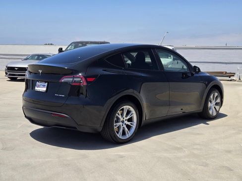 Used 2023 Tesla Model Y AWD image 4