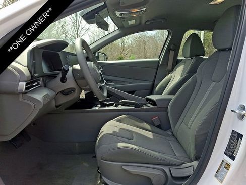 Used 2025 Hyundai Elantra SE FWD image 13