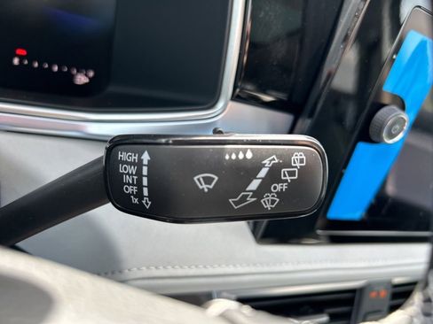 Used 2025 Volkswagen Taos SE image 23