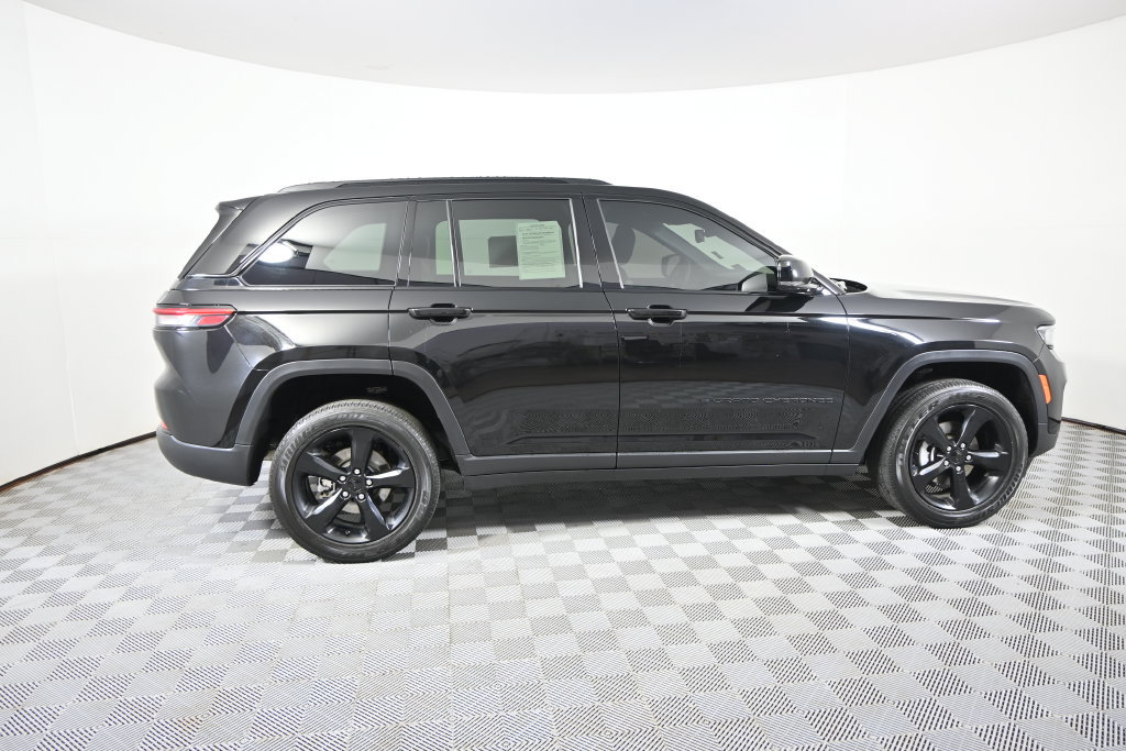 Used 2023 Jeep Grand Cherokee Altitude AWD/4WD image 7