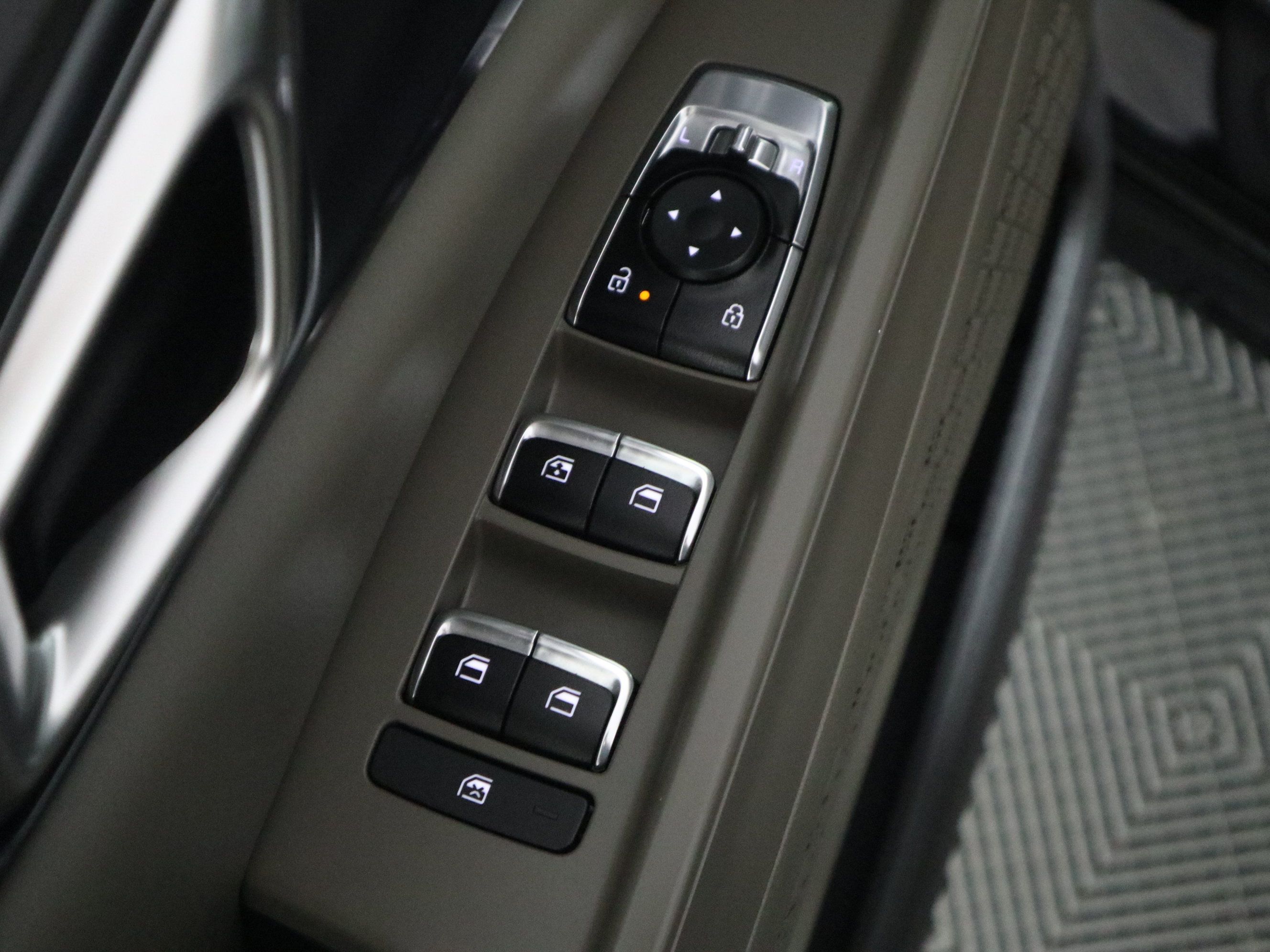 Used 2025 Kia Carnival FWD image 36