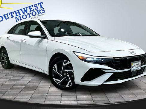 Used 2025 Hyundai Elantra SEL image 3