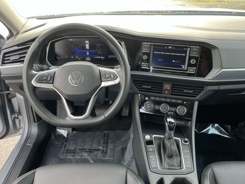 Used 2024 Volkswagen Jetta SE image 11