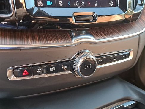 Used 2022 Volvo XC60 B5 Momentum w/ Advanced Package image 26