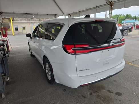 Used 2025 Chrysler Pacifica Select FWD image 9