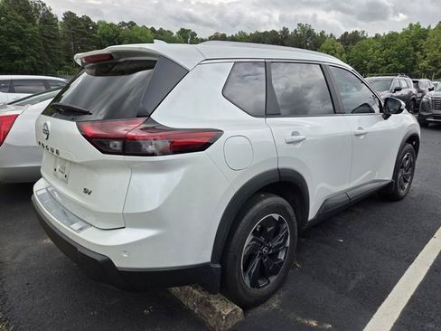Used 2024 Nissan Rogue SV w/ SV Premium Package image 9
