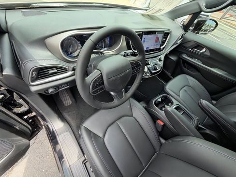 New 2027 Chrysler Pacifica Select FWD image 18