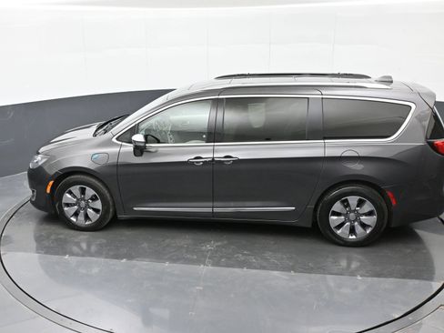 Used 2018 Chrysler Pacifica Limited w/ Advanced Safetytec Group FWD image 38
