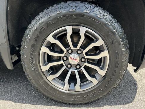 Used 2019 GMC Sierra 1500 AT4 w/ Off Road Performance Package AWD/4WD image 17