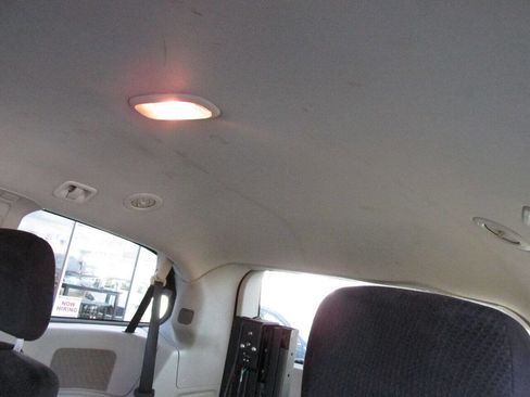 Used 2013 Dodge Grand Caravan SXT image 19