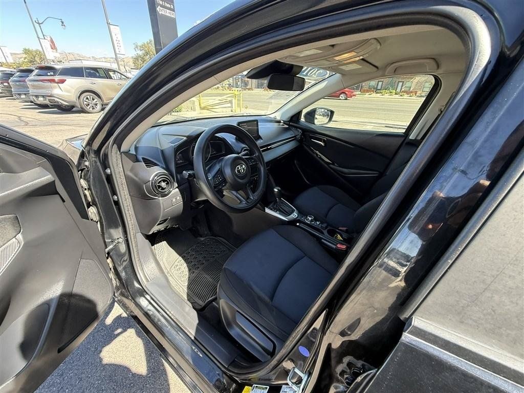 Used 2019 Toyota Yaris L FWD image 11