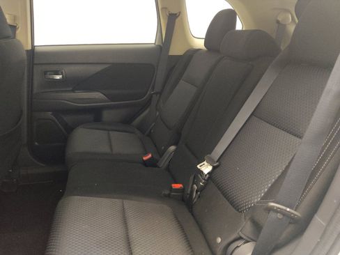 Used 2019 Mitsubishi Outlander ES FWD image 18