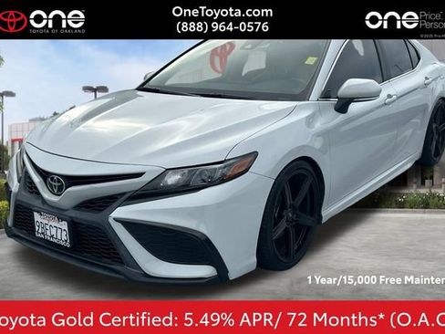 Used 2022 Toyota Camry SE FWD image 1