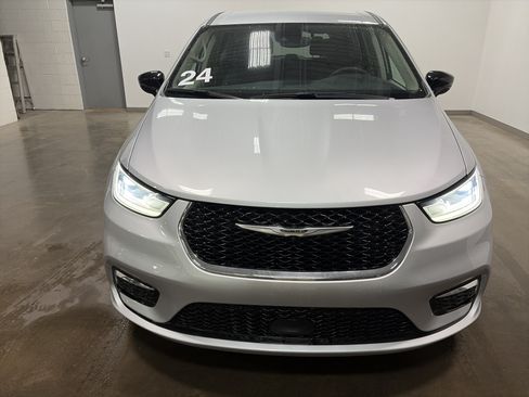 Used 2024 Chrysler Pacifica Touring-L FWD image 8