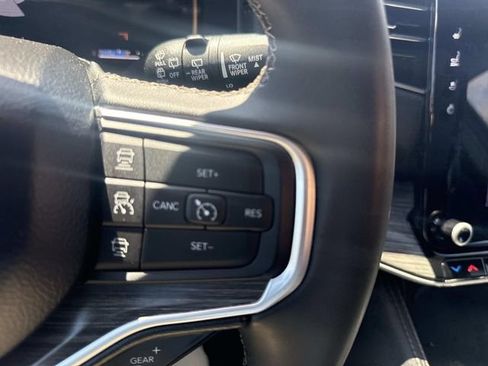 Used 2024 Jeep Wagoneer Series III AWD/4WD image 31