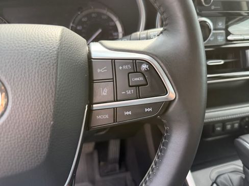 Used 2020 Toyota Highlander XLE AWD/4WD image 24