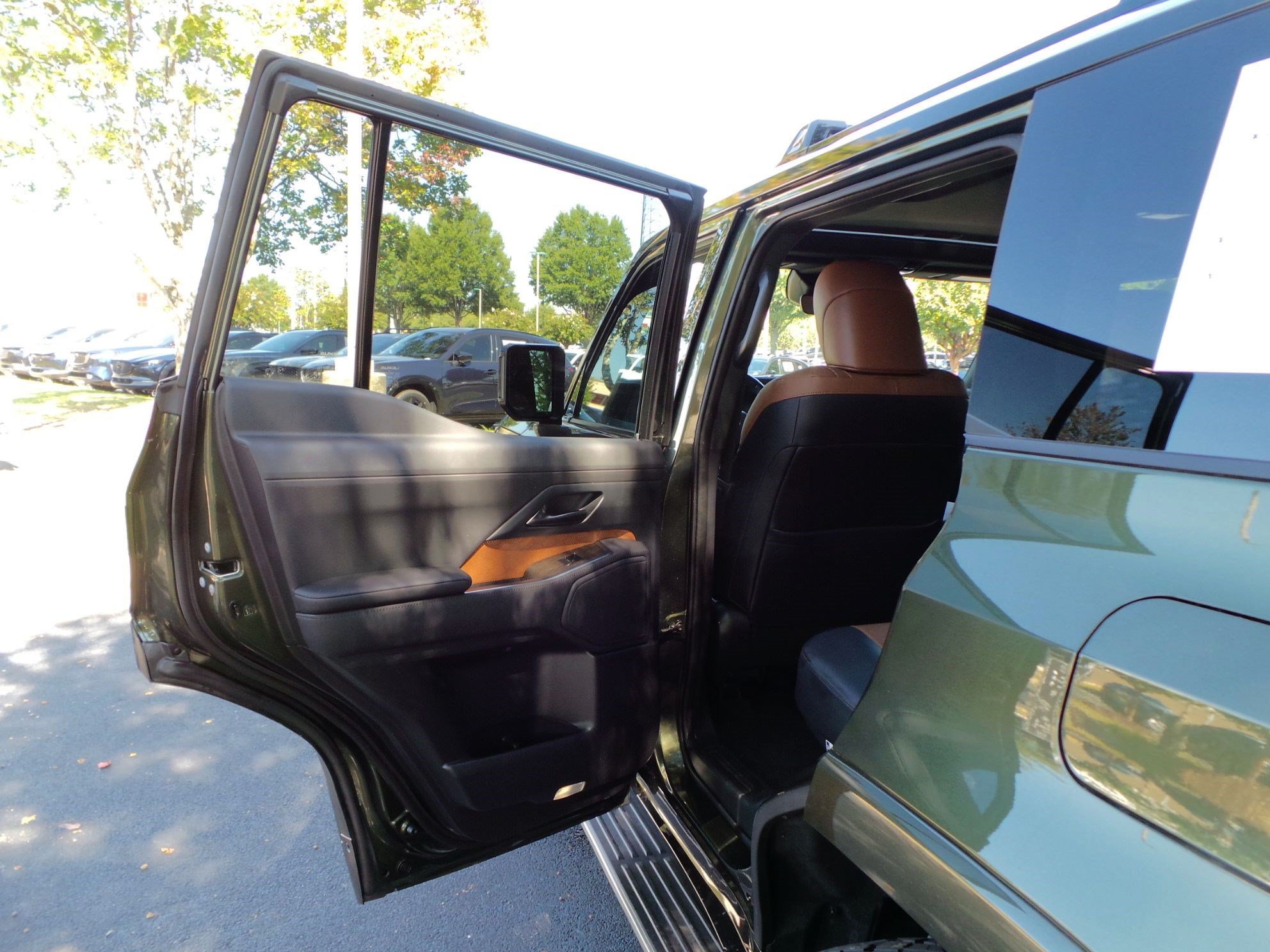 Used 2025 Lexus GX 550 w/ Accessory Package (2T) AWD/4WD image 39