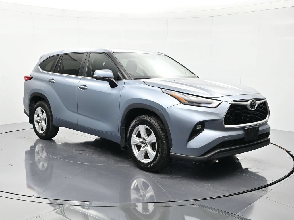 Used 2023 Toyota Highlander LE AWD/4WD image 3