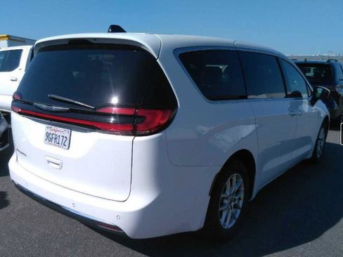 Used 2023 Chrysler Pacifica Touring-L FWD image 2