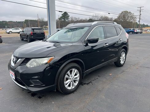 Used 2016 Nissan Rogue SV image 2