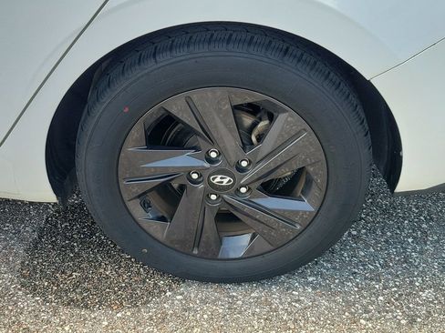 Used 2023 Hyundai Elantra SEL FWD image 5