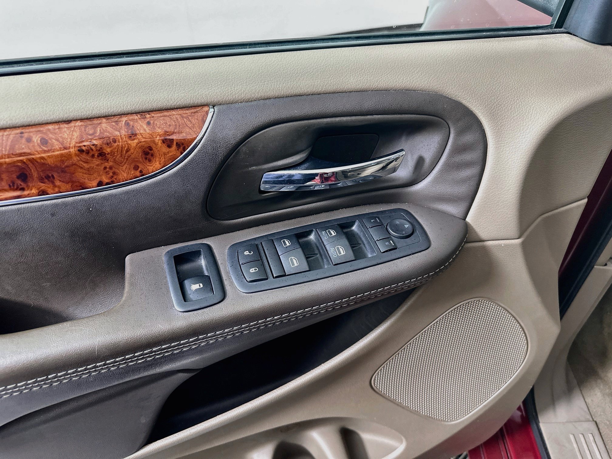 Used 2016 Chrysler Town & Country Touring FWD image 15