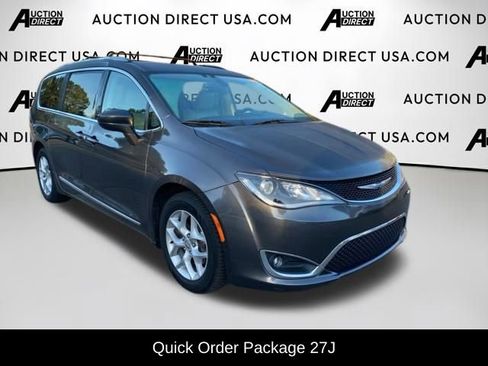 Used 2018 Chrysler Pacifica Touring-L Plus w/ Tire & Wheel Group image 3