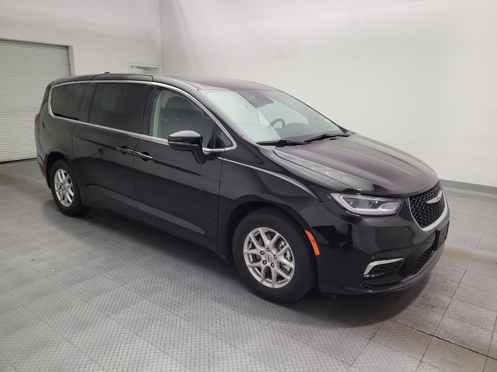 Used 2024 Chrysler Pacifica Touring-L FWD image 11