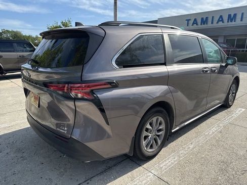 Used 2022 Toyota Sienna XLE image 5