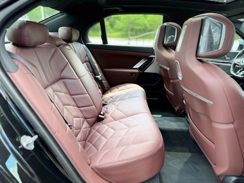 Used 2024 BMW 760i xDrive w/ Premium Package 2 image 44