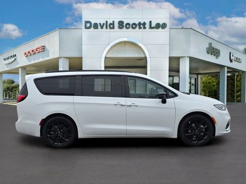 New 2026 Chrysler Pacifica Limited w/ Uconnect Theater Family Group image 4