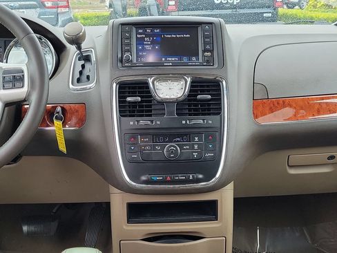 Used 2014 Chrysler Town & Country Touring FWD image 15