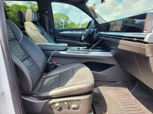 Used 2025 Cadillac Escalade V AWD/4WD image 9