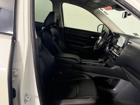 Used 2024 Nissan Pathfinder SL FWD image 32