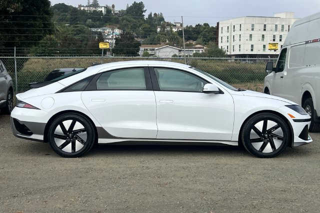 Certified 2025 Hyundai Ioniq 6 SE RWD image 3