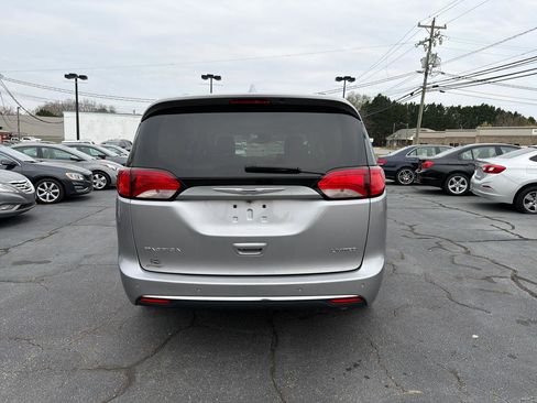 Used 2019 Chrysler Pacifica Limited w/ Tire & Wheel Group image 4