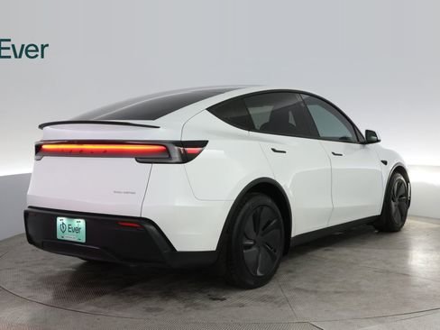 Used 2026 Tesla Model Y AWD image 3