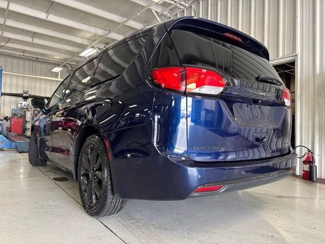 Used 2019 Chrysler Pacifica Limited w/ Advanced Safetytec Group FWD image 8