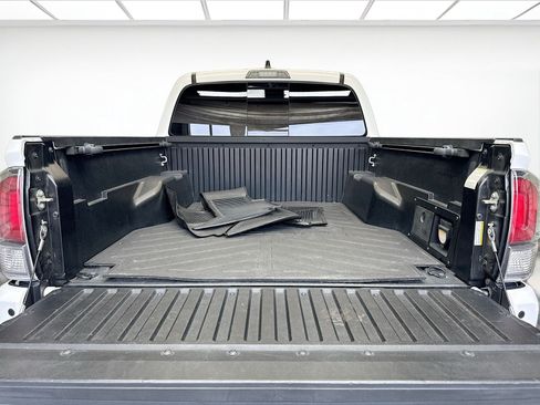 Used 2020 Toyota Tacoma TRD Off-Road w/ TRD Premium Off Road Package AWD/4WD image 17