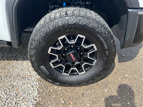 Used 2025 GMC Sierra 2500 AT4X AWD/4WD image 10