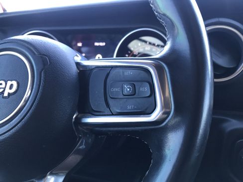 Used 2018 Jeep Wrangler Unlimited Sahara image 34